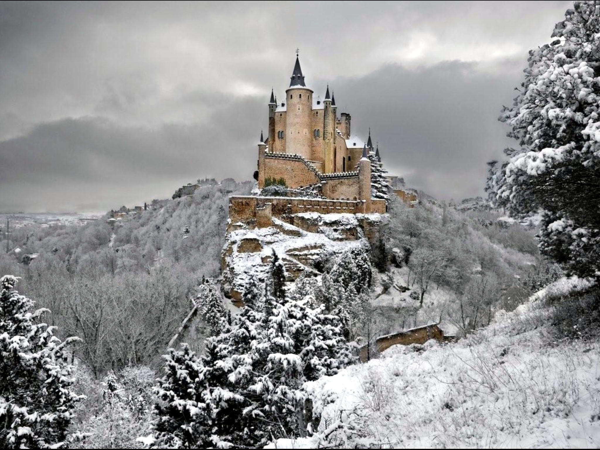 Alcazar Castle of Segovia in Winter HD Wallpaper